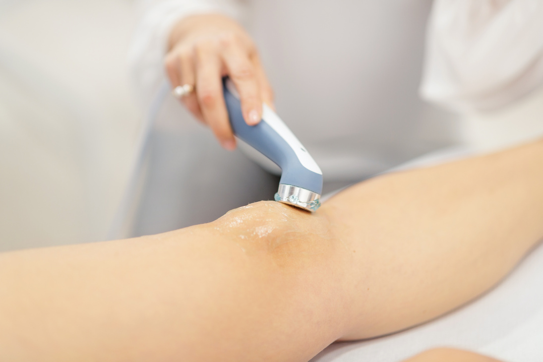 Ultrasound treatment with gel applied on knee